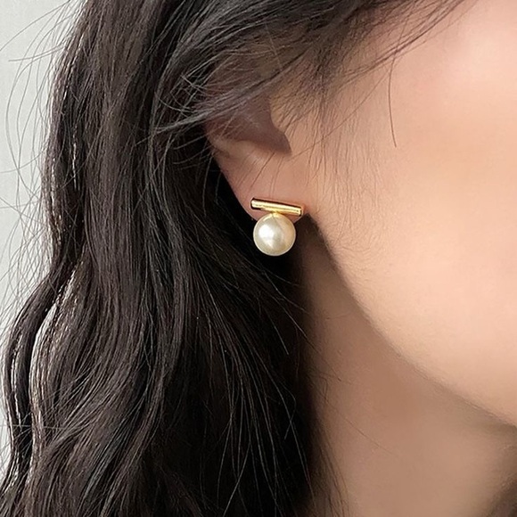 Bar Pearl Earrings - Picture 4 of 4